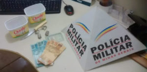 Militares realizavam patrulhamento e ao abordar o suspeito encontra drogas em sua blusa