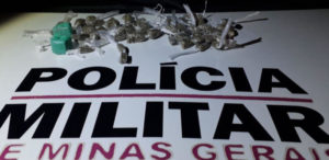 TRAFICANTE ESCAPA DA POLÍCIA E ABANDONA SACOLA NO ESCADÃO DO BAIRRO SÃO DOMINGOS