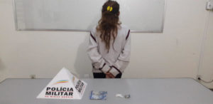 MULHER DE 52 ANOS É PRESA POR TRÁFICO DE DROGAS NA CIDADE DE MIRAÍ