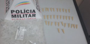 A POLÍCIA MILITAR EM PATRULHAMENTO AVISTA CIDADÃO COM ATITUDE SUSPEITA E ENCONTRA DROGAS