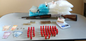 ATRAVÉS DE DENÚNCIA TRAFICANTE DE DROGAS E POSSE DE ARMA E MUNIÇÕES É PRESO