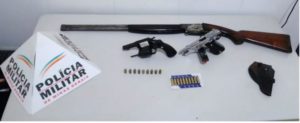 Polícia recebe denúncia de que um senhor de 74 anos estaria guardando armas em sua residência