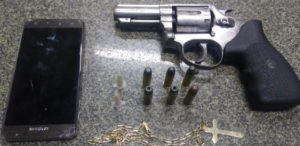 Preso por tráfico de drogas, porte ilegal de arma de fogo e dirigir embriagado