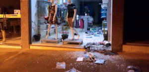 Criminosos arromba loja e furta peças de vestuário