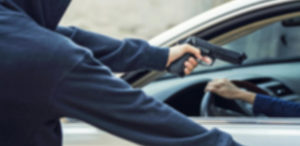 Assaltantes armados leva carro, celular e roçadeira da vítima