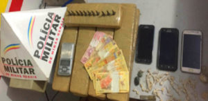 Em abordamento a Polícia Militar encontra drogas e objetos de crime