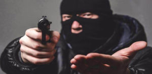 Bandidos roubam residência rural, atira no morador e fogem com dinheiro e carro da vítima