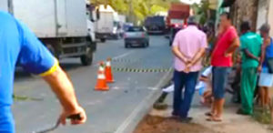 Criança de dois anos perde a vida quando acidentalmente foi arremessada para debaixo da carreta