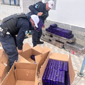 PRM Rio de Janeiro apreende droga que teriam destino Ubá MG