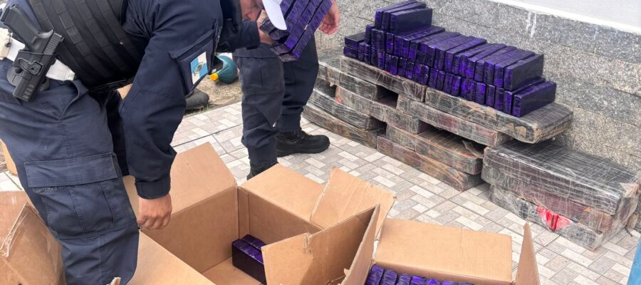 PRM Rio de Janeiro apreende droga que teriam destino Ubá MG