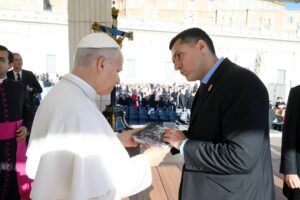 Entrega de insígnias da PCMG ao papa é realizada no Vaticano
