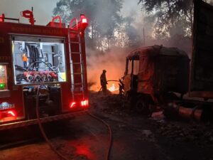 Na noite desta terça-feira, 15 de janeiro de 2026, por volta das 22h34min, militares da 2ª Companhia de Bombeiros de Ubá foram acionados via Cobom em ocorrência envolvendo um grave incêndio em um caminhão carregado com papelão prensado na rodovia MG-353, próximo a Piraúba.