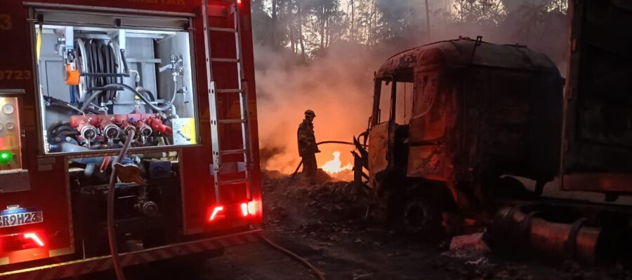 Na noite desta terça-feira, 15 de janeiro de 2026, por volta das 22h34min, militares da 2ª Companhia de Bombeiros de Ubá foram acionados via Cobom em ocorrência envolvendo um grave incêndio em um caminhão carregado com papelão prensado na rodovia MG-353, próximo a Piraúba.