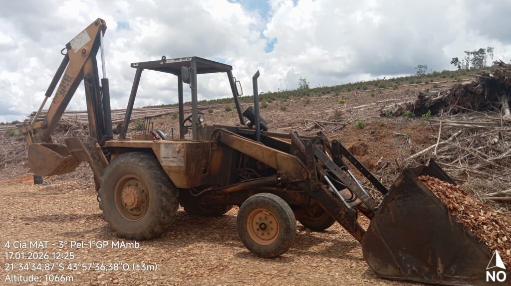 Na data de hoje (17/01/2026), em Santa Rita do Ibitipoca, foi constatado pela Polícia Militar de Meio Ambiente transporte de material lenhoso da espécie exótica eucaliptos sp.