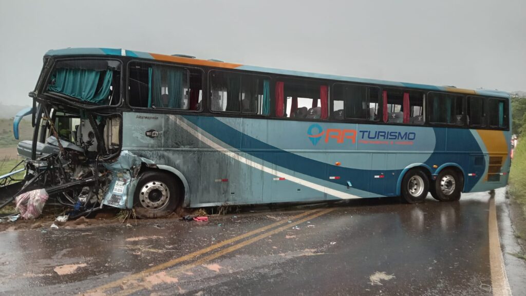 Veículo ônibus Scania de Turismo deslocava do estado do Espírito Santo com destino a cidade de Ouro Branco com aproximadamente 50 passageiros.