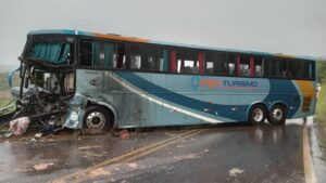 Veículo ônibus Scania de Turismo deslocava do estado do Espírito Santo com destino a cidade de Ouro Branco com aproximadamente 50 passageiros.