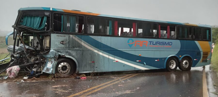 Veículo ônibus Scania de Turismo deslocava do estado do Espírito Santo com destino a cidade de Ouro Branco com aproximadamente 50 passageiros.