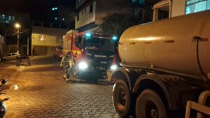 Bombeiros combatem incêndio em residência